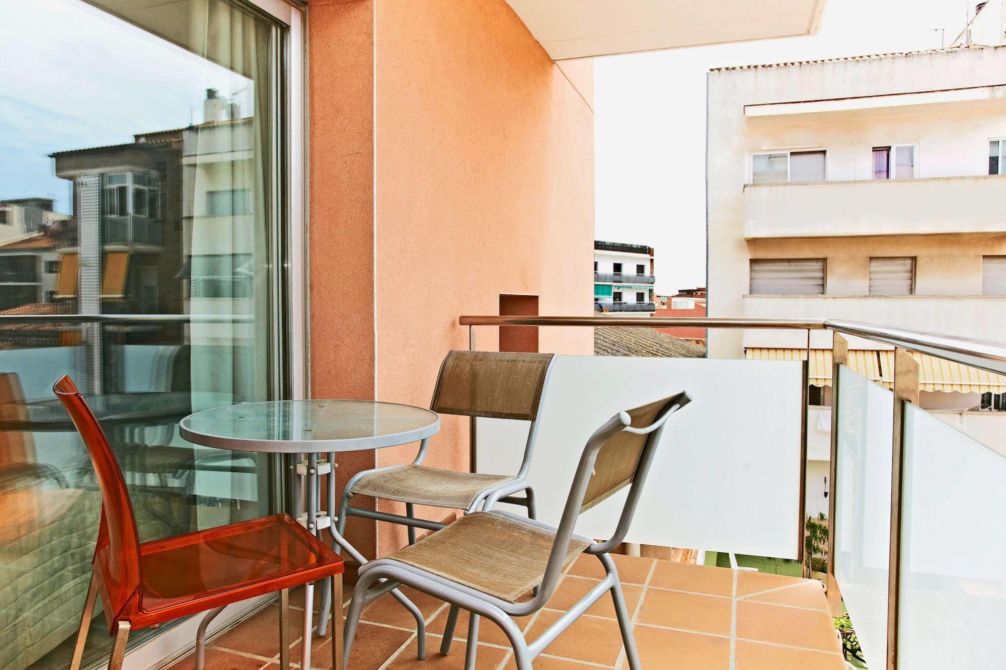 Ginosi Basics Centric Apartel Apartment Castelldefels Ngoại thất bức ảnh